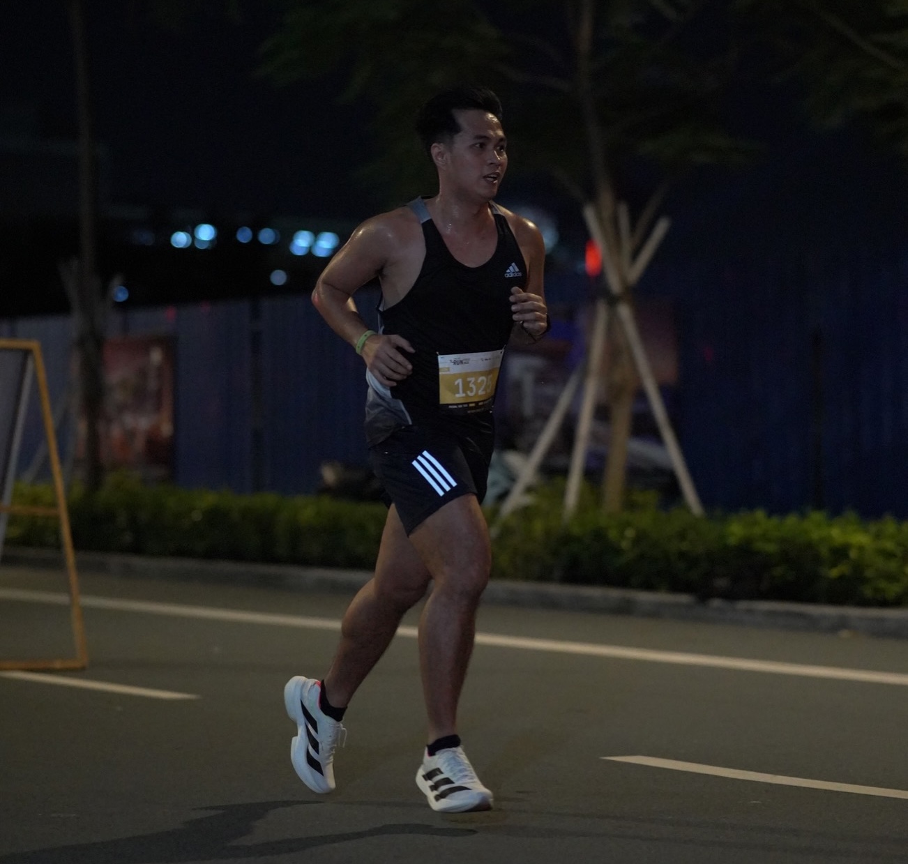John Arce running a night race with bib number 1325
